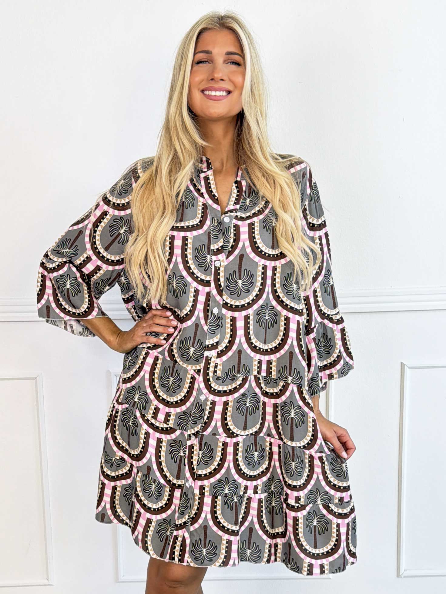 Severina - Plus size tunikakjole i viskose med palmemotiver og flæsekant forneden